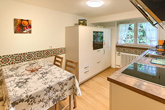 komplette Küche mit Sitzecke