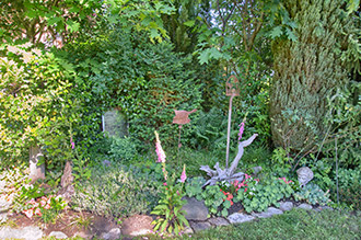 Großer Garten am Bach