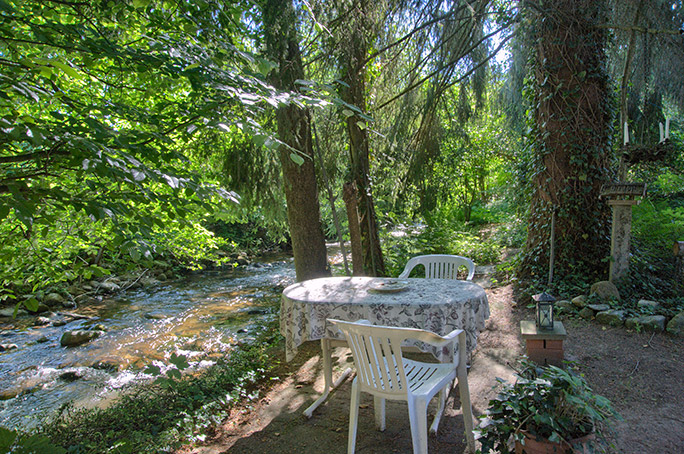 Sitzgelegenheit am Bach