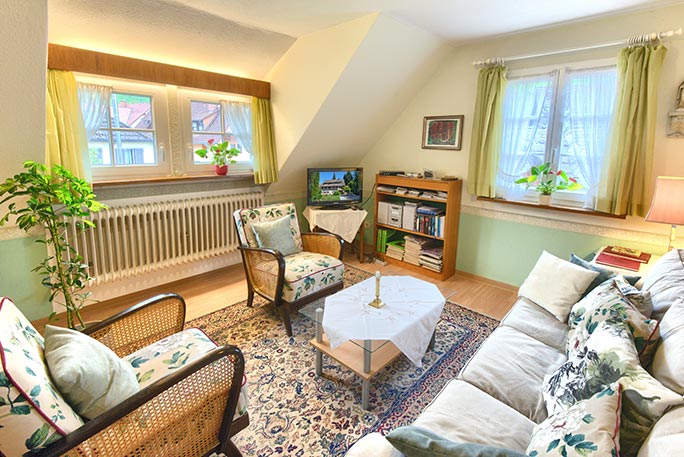 Wohnzimmer mit offenem Kamin